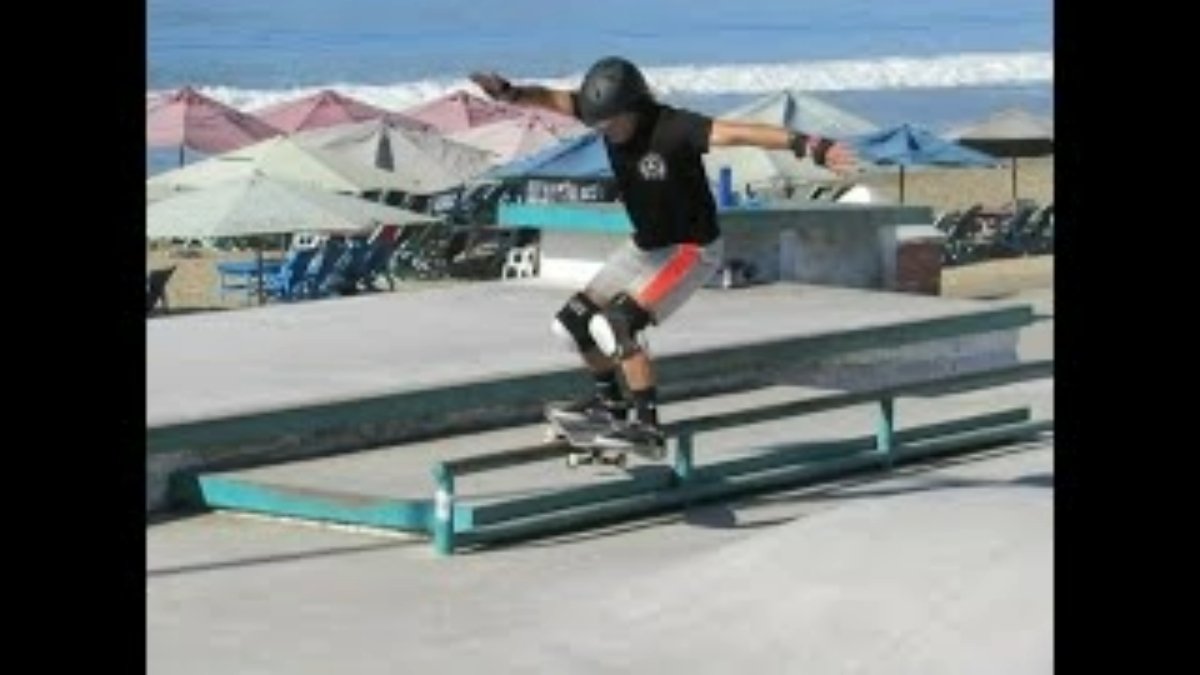 Eddie Signaigo skateboarding in Manzanillo - boardslide 2