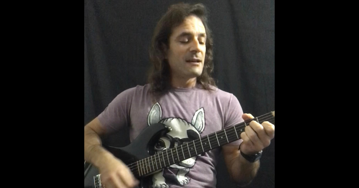 Eddie Signaigo playing La Flaca by Jarabe del Palo on guitar.