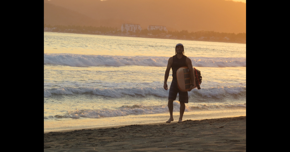 Eddie Signaigo surfing at Punto Bahía